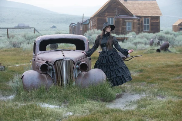 Menina Vestindo Vestido Vintrage Bodie Ghost Town Califórnia Fotos De Bancos De Imagens