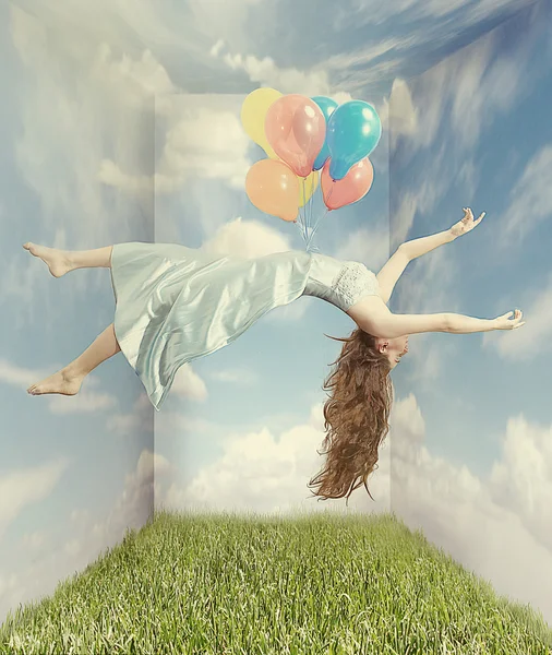 Mulher flutuando como Levitação Fantasia Imagem — Fotografia de Stock