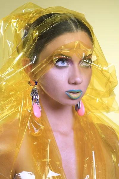 Selofan sarılı bir kadının görüntü güzellik — Stok fotoğraf