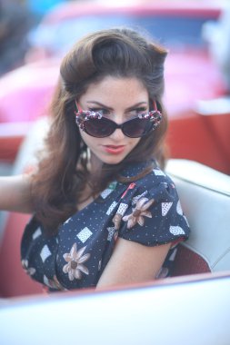 Güzel kadın poz ve ve eski model bir araba çevresinde