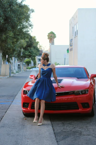 Mujer posando y y alrededor de un coche moderno —  Fotos de Stock