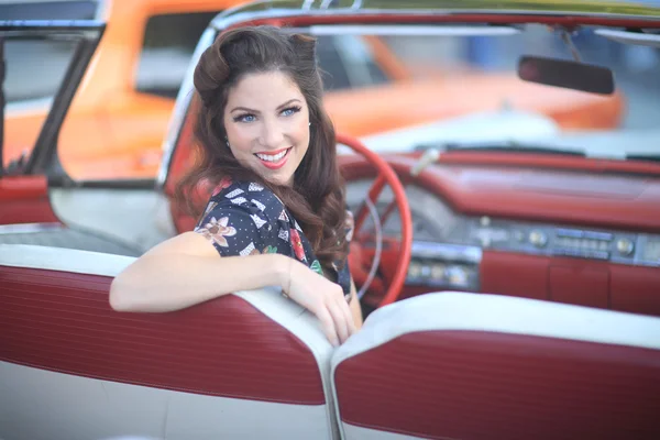 Linda mulher posando e e em torno de um carro vintage — Fotografia de Stock