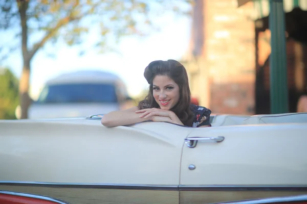 Belle femme posant et autour d'une voiture vintage — Photo