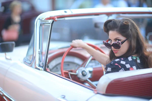 Belle femme posant et autour d'une voiture vintage — Photo
