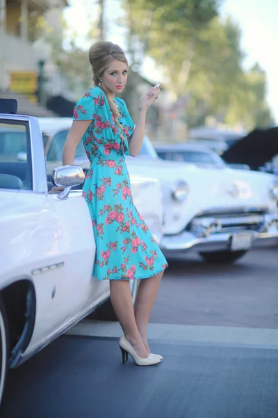 Belle femme posant et autour d'une voiture vintage — Photo