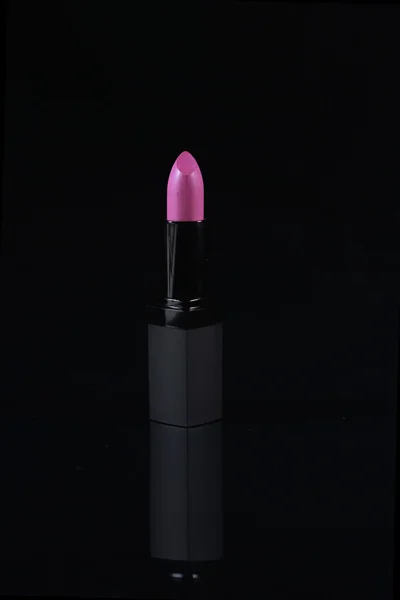Różowa szminka nowe na czarnym tle — Zdjęcie stockowe