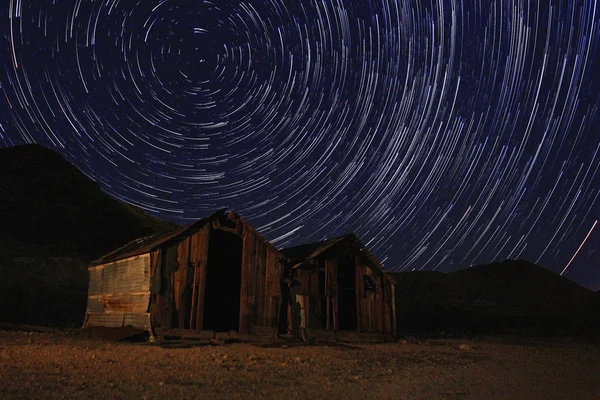 Nachtbelichtung Sternenspuren des Himmels im Death Valley Kalifornien — Stockfoto