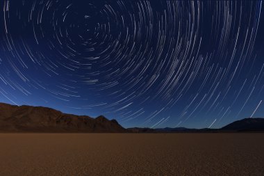 Death Valley California gökyüzünün gece pozlama Star Trails