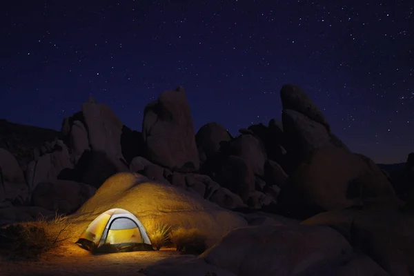 Campeggio notturno nel Parco Nazionale di Joshua Tree — Foto Stock