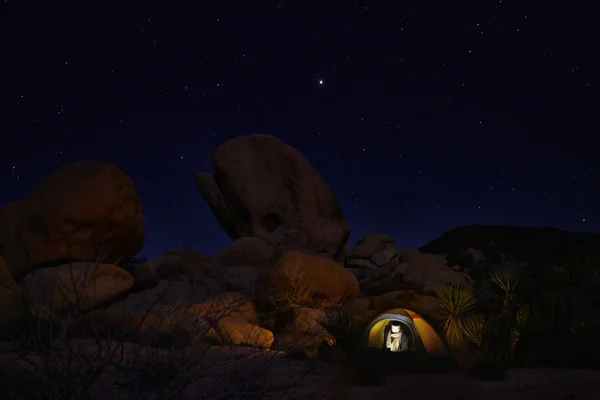 Acampar noturno em Joshua Tree National Park — Fotografia de Stock