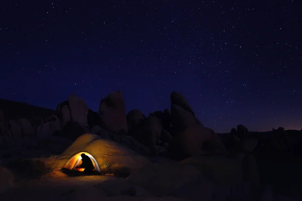 Campeggio notturno nel Parco Nazionale di Joshua Tree — Foto Stock