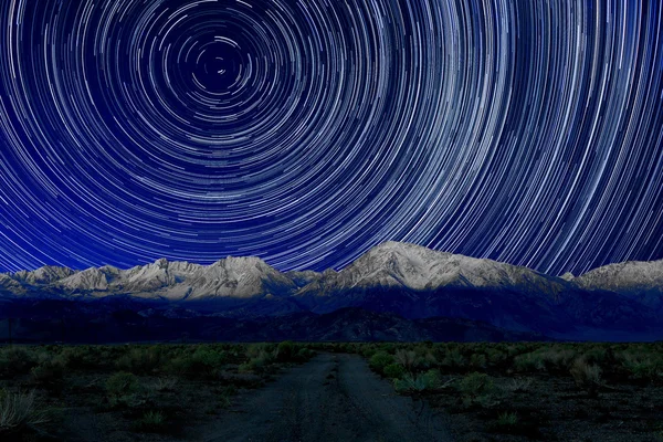 Sentieri stellari dell'esposizione notturna del cielo in Bishop California — Foto Stock