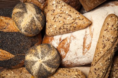 Ahşap yüzey üzerinde ekmek çeşitler