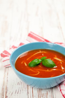 domates çorbası ve fesleğen
