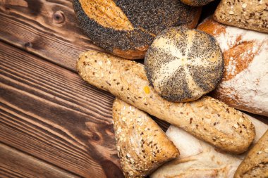 Ahşap yüzey üzerinde ekmek çeşitler