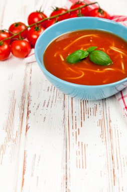 domates çorbası ve fesleğen