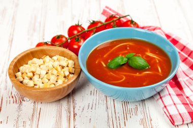 domates çorbası ve fesleğen