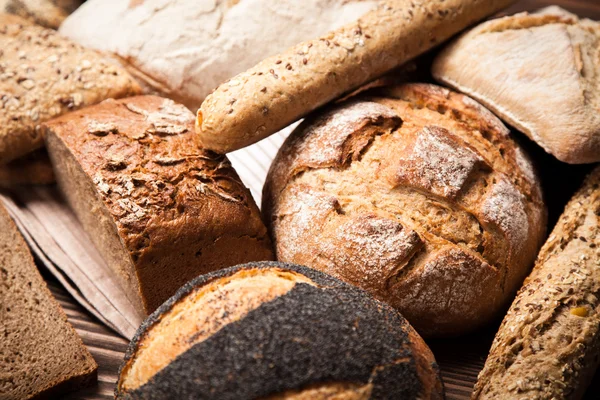 Brotsortiment auf Holzoberfläche — Stockfoto