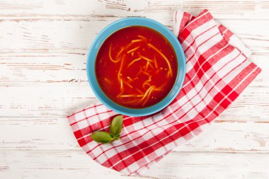 domates çorbası ve fesleğen