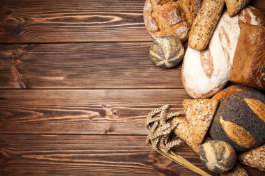 Ahşap yüzey üzerinde ekmek çeşitler