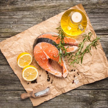 Eski ahşap üzerine taze somon