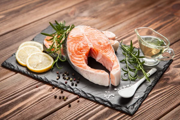 Salmone fresco su legno vecchio — Foto Stock