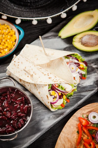 Tortilla com uma mistura de ingredientes — Fotografia de Stock