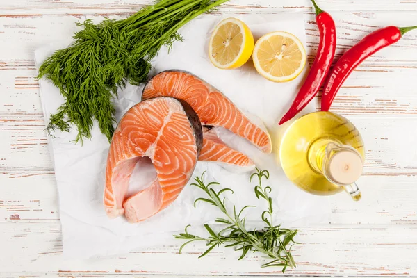 Salmone fresco su legno bianco — Foto Stock