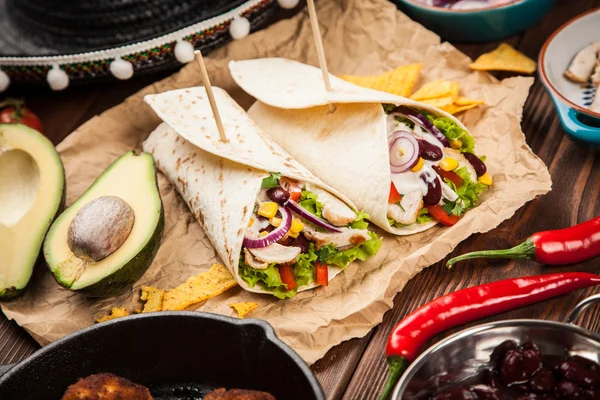 Tortilla com uma mistura de ingredientes — Fotografia de Stock