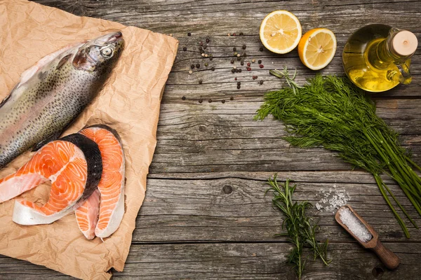 Salmone fresco su legno vecchio — Foto Stock