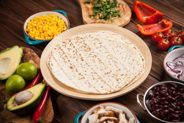 Tortilla maddeler karışımı ile