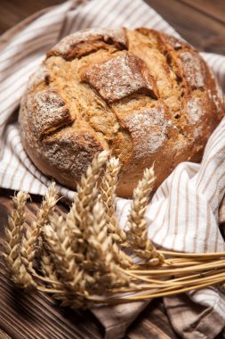 Ahşap yüzey üzerinde ekmek çeşitler