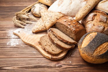 Ahşap yüzey üzerinde ekmek çeşitler