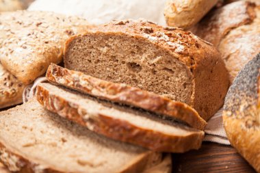 Ahşap yüzey üzerinde ekmek çeşitler