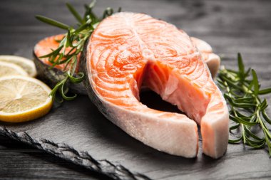 Eski ahşap üzerine taze somon