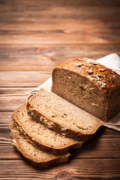 Ahşap yüzey üzerinde ekmek çeşitler — Stok fotoğraf