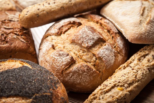 Ассортимент хлеба на деревянной поверхности — стоковое фото