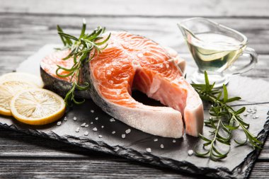 Eski ahşap üzerine taze somon