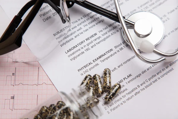 Medical report and cardiogram — Stock Photo, Image