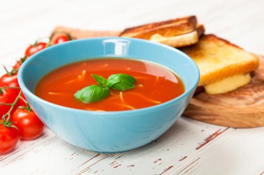 domates çorbası ve fesleğen