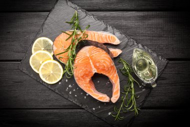 Eski ahşap üzerine taze somon