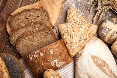 Ahşap yüzey üzerinde ekmek çeşitler