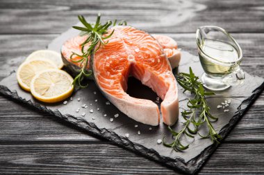 Eski ahşap üzerine taze somon