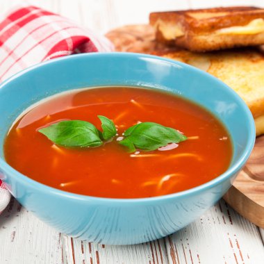 domates çorbası ve fesleğen