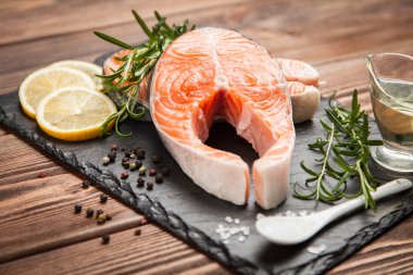 Eski ahşap üzerine taze somon