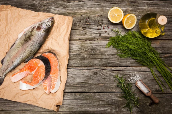 Salmone fresco su legno vecchio — Foto Stock