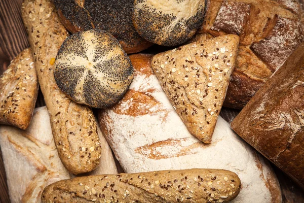 Brood assortiment op houten oppervlak — Stockfoto