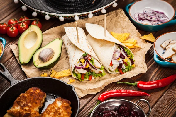 Tortilla com uma mistura de ingredientes — Fotografia de Stock