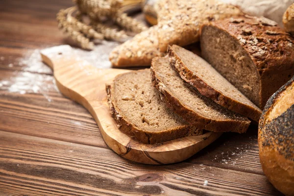 Brotsortiment auf Holzoberfläche — Stockfoto