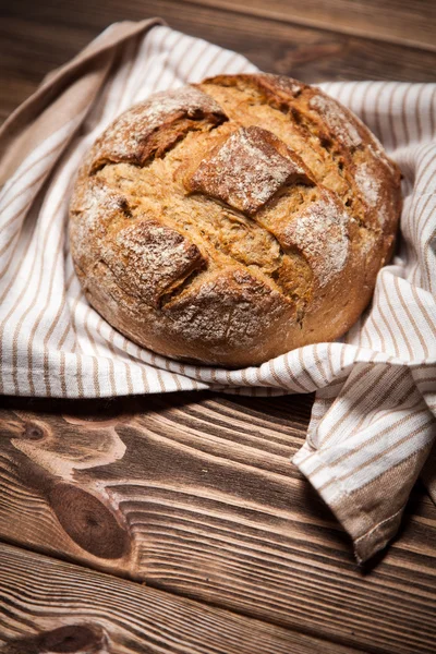 Brotsortiment auf Holzoberfläche — Stockfoto